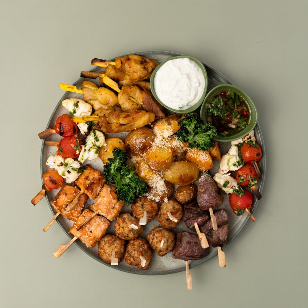 Platou cald finger food premium sos iaurt sos chimichurri - Bucate pe Roate