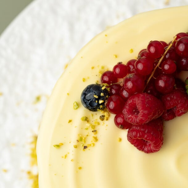 Tort mousse cu fructe de pădure