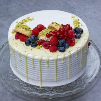 tort mousse cu fructe de padure 1 scaled - Bucate pe Roate