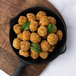 Tava cu chiftelute de pui cu susan (2) Tavă cu chifteluțe de pui cu susan 0.6 kg - Crăciun