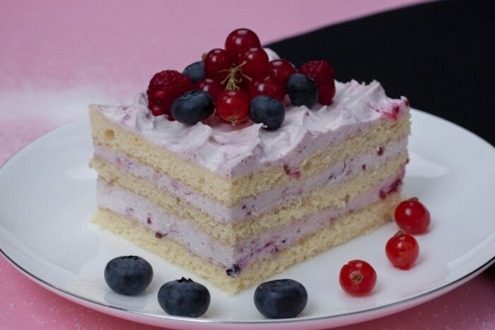 Mousse cu ciocolata alba si fructe de padure 1 scaled - Bucate pe Roate