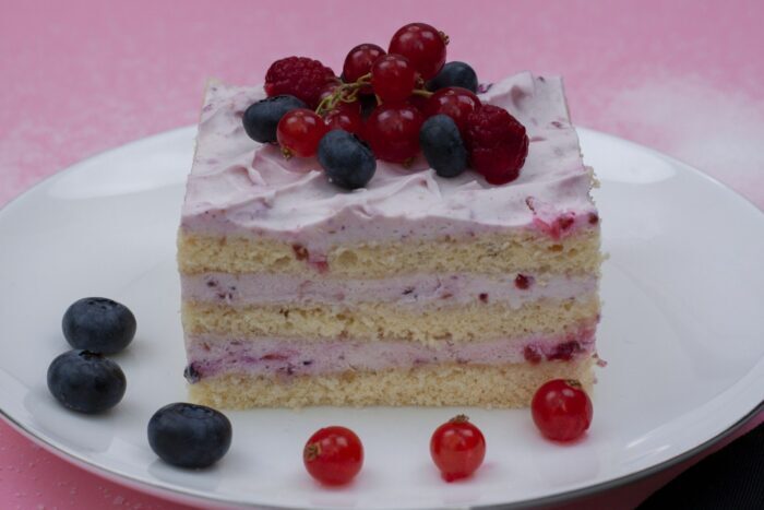Mousse cu ciocolata alba si fructe de padure 2 scaled - Bucate pe Roate