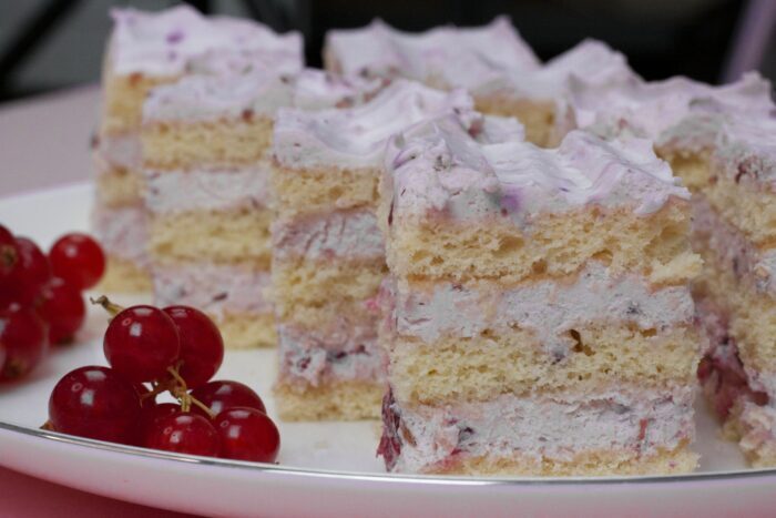 Mousse cu ciocolata alba si fructe de padure 3 scaled - Bucate pe Roate