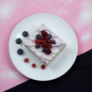 Mousse cu ciocolata alba si fructe de padure scaled - Bucate pe Roate