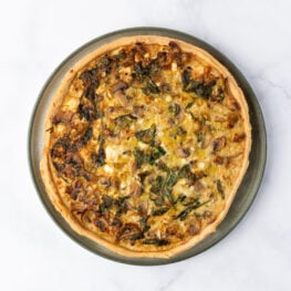 Quiche cu branza de capra, ciuperci, spanac (2) Quiche cu somon, brânză de capră și spanac 1.1 Kg - Revelion