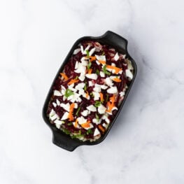 Tava cu salata Shuba (1) Tavă cu salată rustică, cu sfeclă coaptă, morcov și maioneză de casă 0.5 kg - Crăciun