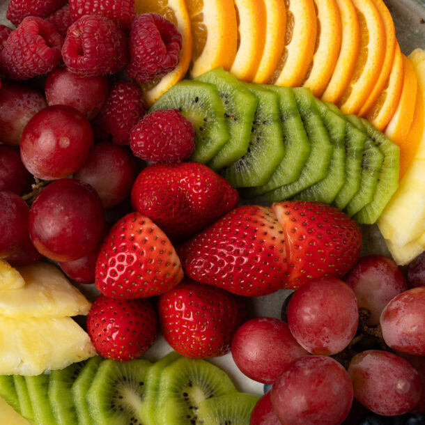 Mix de fructe proaspete feliate pe platou