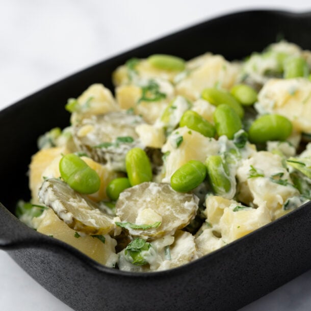 Salată vegană de cartofi cu ceapă verde, castraveți murați și edamame 0.5 kg - Crăciun