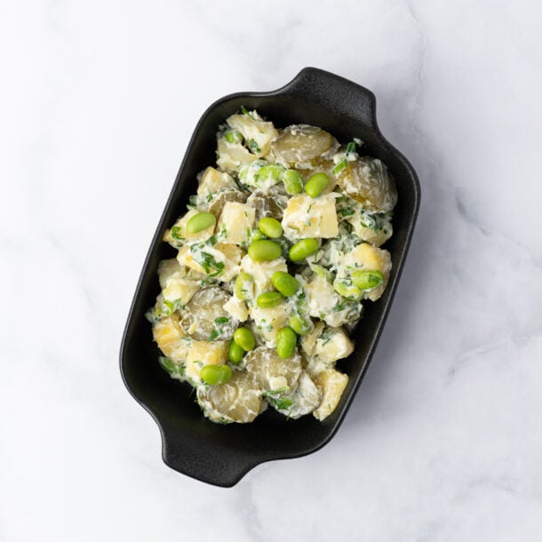 Salată vegană de cartofi cu ceapă verde, castraveți murați și edamame 0.5 kg - Crăciun