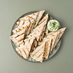 Quesadilla cu carne de pui, porumb si branza cheddar