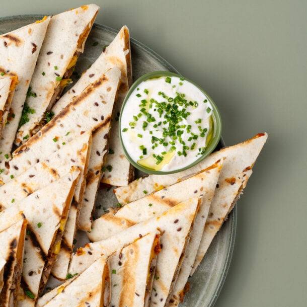 Quesadilla cu carne de pui, porumb si branza cheddar