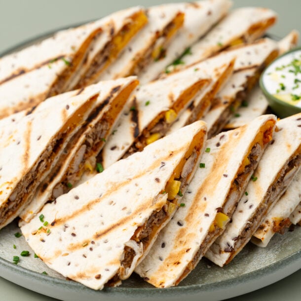 Quesadilla cu carne de pui, porumb si branza cheddar