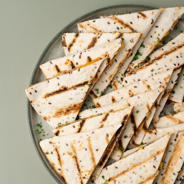 Quesadilla cu carne de pui, porumb si branza cheddar