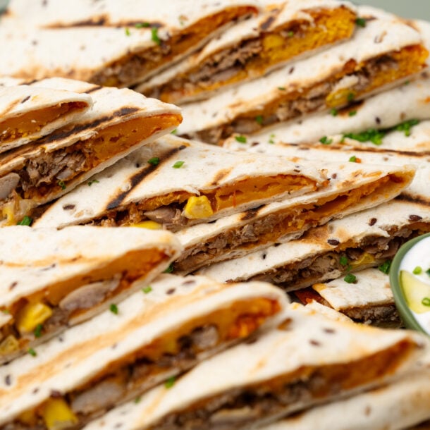 Quesadilla cu carne de pui, porumb si branza cheddar