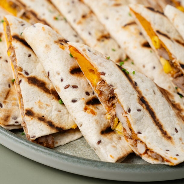 Quesadilla cu carne de pui, porumb si branza cheddar