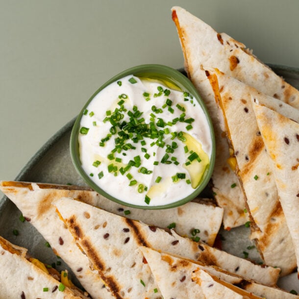 Quesadilla cu carne de pui, porumb si branza cheddar