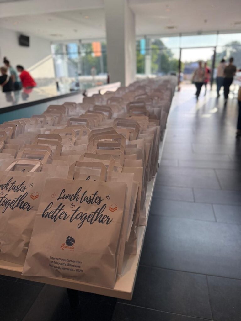 Cum am livrat 12.300 de porții la un congres pe Arena Națională 1 - Bucate pe Roate Pachete de prânz Bucate pe Roate catering congres Arena Națională