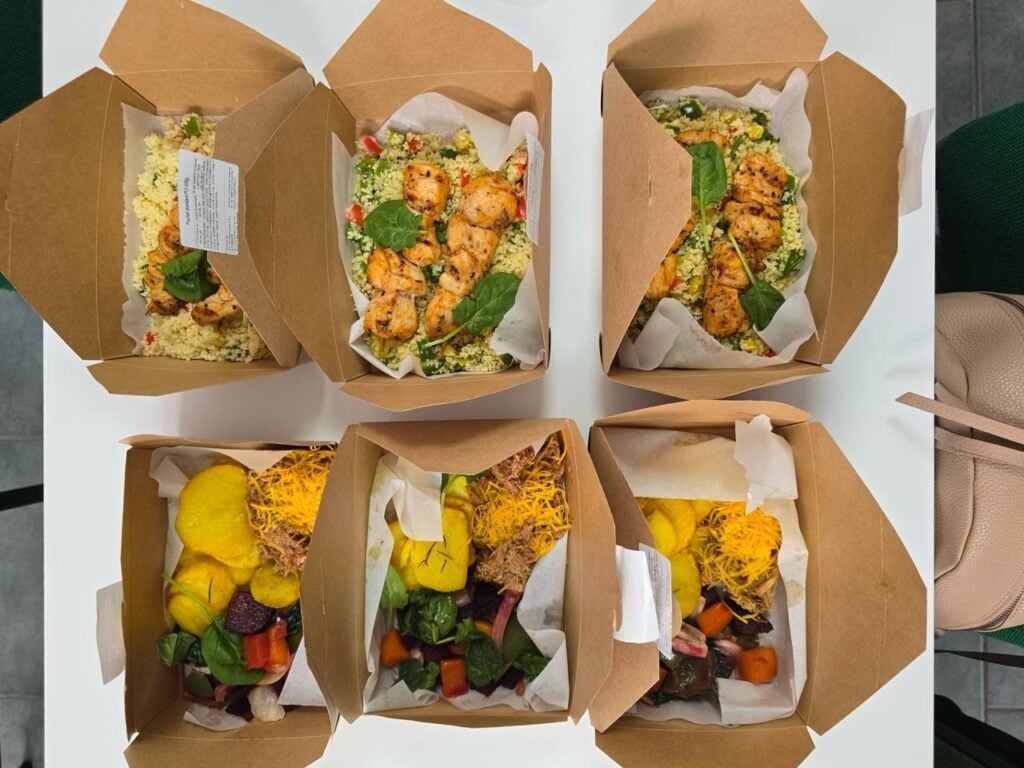 Cum am livrat 12.300 de porții la un congres pe Arena Națională 2 - Bucate pe Roate Meniu lunch box catering congres Arena Națională