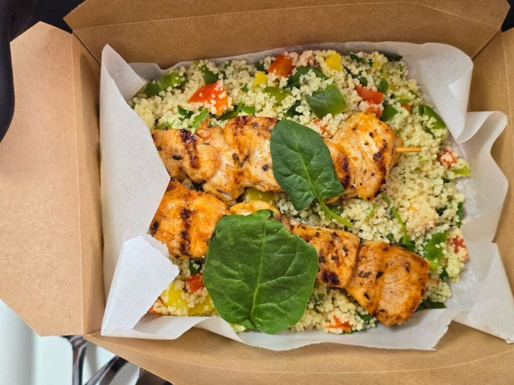 Cum am livrat 12.300 de porții la un congres pe Arena Națională 3 - Bucate pe Roate Frigărui de pui cu cous cous catering congres
