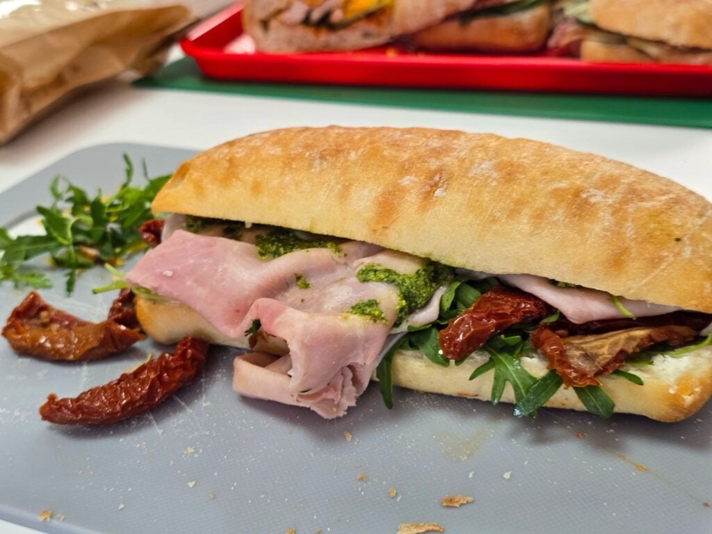 Cum am livrat 12.300 de porții la un congres pe Arena Națională 5 - Bucate pe Roate Sandviș prosciutto cotto catering congres ziua 3