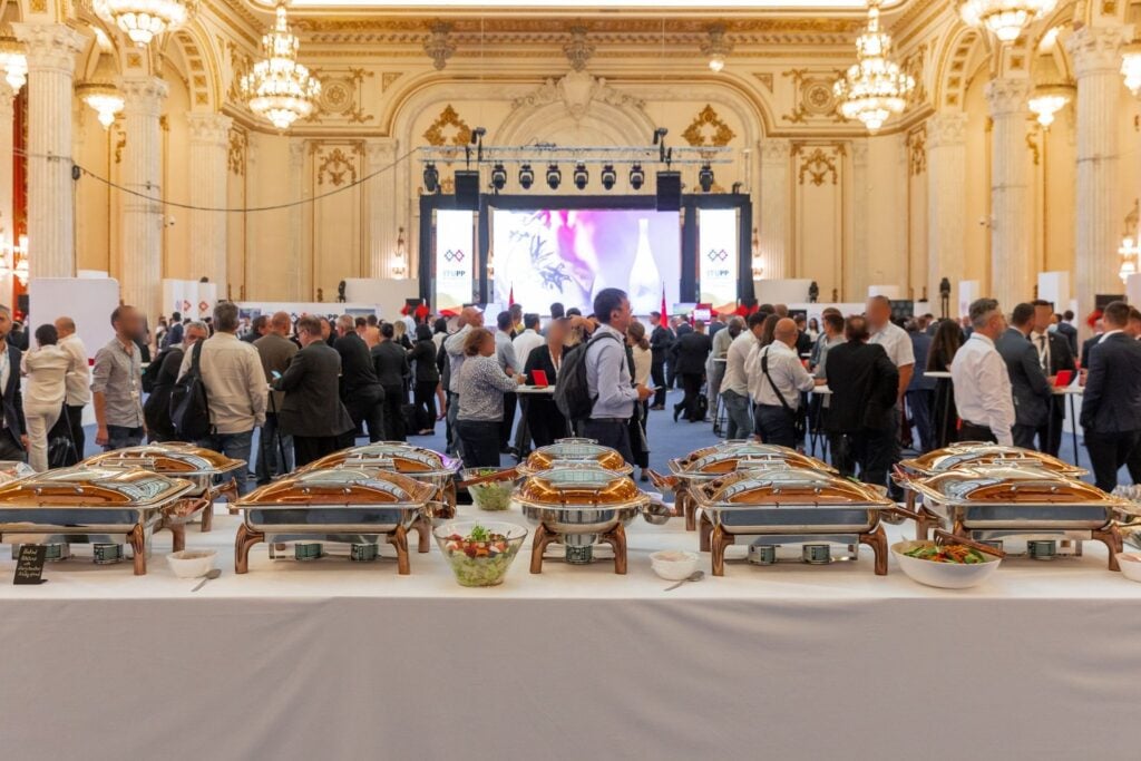 Bufetul Bucate pe Roate la recepția din cadrul Conferinței ITU Plenipotentiary 2022, la Palatul Parlamentului