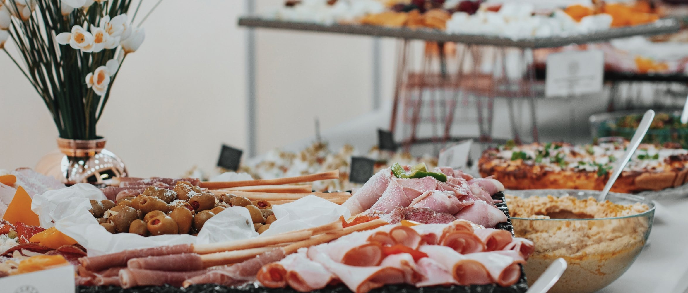 Bufet corporate cu platouri reci, catering Bucate pe Roate București