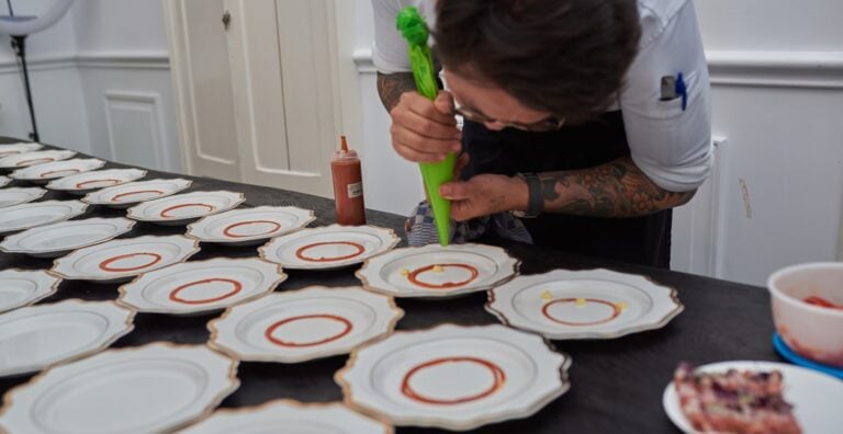 Cum aleg un furnizor de catering pentru un eveniment corporate? 1 - Bucate pe Roate Pregătirea preparatelor înainte de un eveniment corporate, echipa Bucate pe Roate