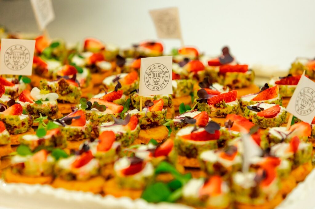 Catering cu protocol diplomatic la Conferința Plenipotențiarilor ITU 2022 4 - Bucate pe Roate Finger food servit de Bucate pe Roate la recepția oficială din cadrul Conferinței Plenipotențiarilor ITU 2022