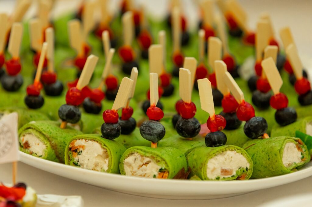 Catering cu protocol diplomatic la Conferința Plenipotențiarilor ITU 2022 3 - Bucate pe Roate Clătite cu baby spinach și cremă de brânză, finger food Bucate pe Roate la recepția oficială din cadrul Conferinței Plenipotențiarilor UIT 2022