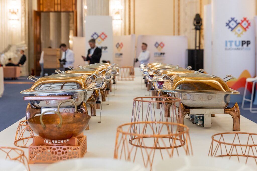 Catering cu protocol diplomatic la Conferința Plenipotențiarilor ITU 2022 1 - Bucate pe Roate Montaj linie de bufet înaintea recepției oficiale, catering Bucate pe Roate la Conferința Plenipotențiarilor UIT 2022, Palatul Parlamentului