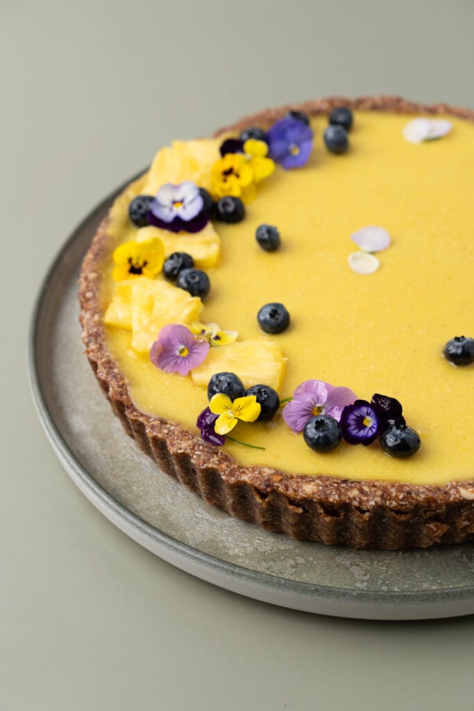 Meniuri de catering adaptate preferințelor și restricțiilor alimentare ale oaspeților 5 - Bucate pe Roate Tarta vegana ananas - Bucate pe Roate