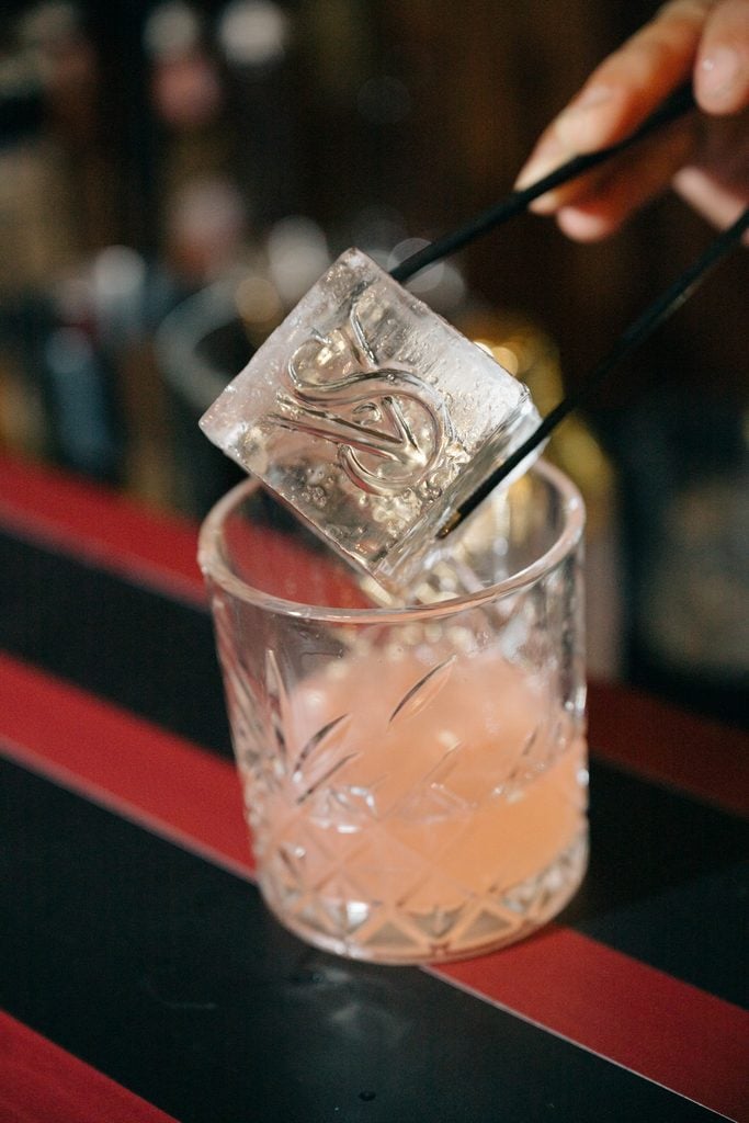 Meniu adaptat tematicii evenimentului: de la concept la servire 6 - Bucate pe Roate VS personalized drink cubes - Bucate pe Roate