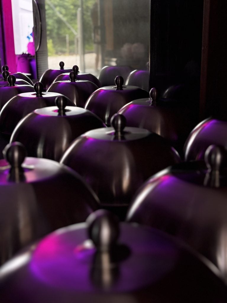 Catering în Trenul Regal pe ruta București – Bușteni 2 - Bucate pe Roate Cloșuri metalice pregătite pentru momentul coregrafiat cu 18 ospătari la evenimentul din Gara Băneasa