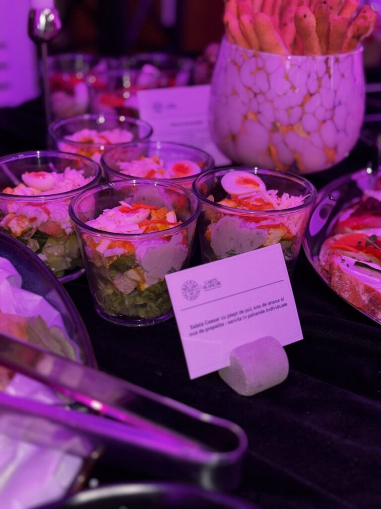 Catering în Trenul Regal pe ruta București – Bușteni 3 - Bucate pe Roate Salată Caesar servită în pahare individuale la bufetul din Gara Băneasa, catering pentru activare de brand