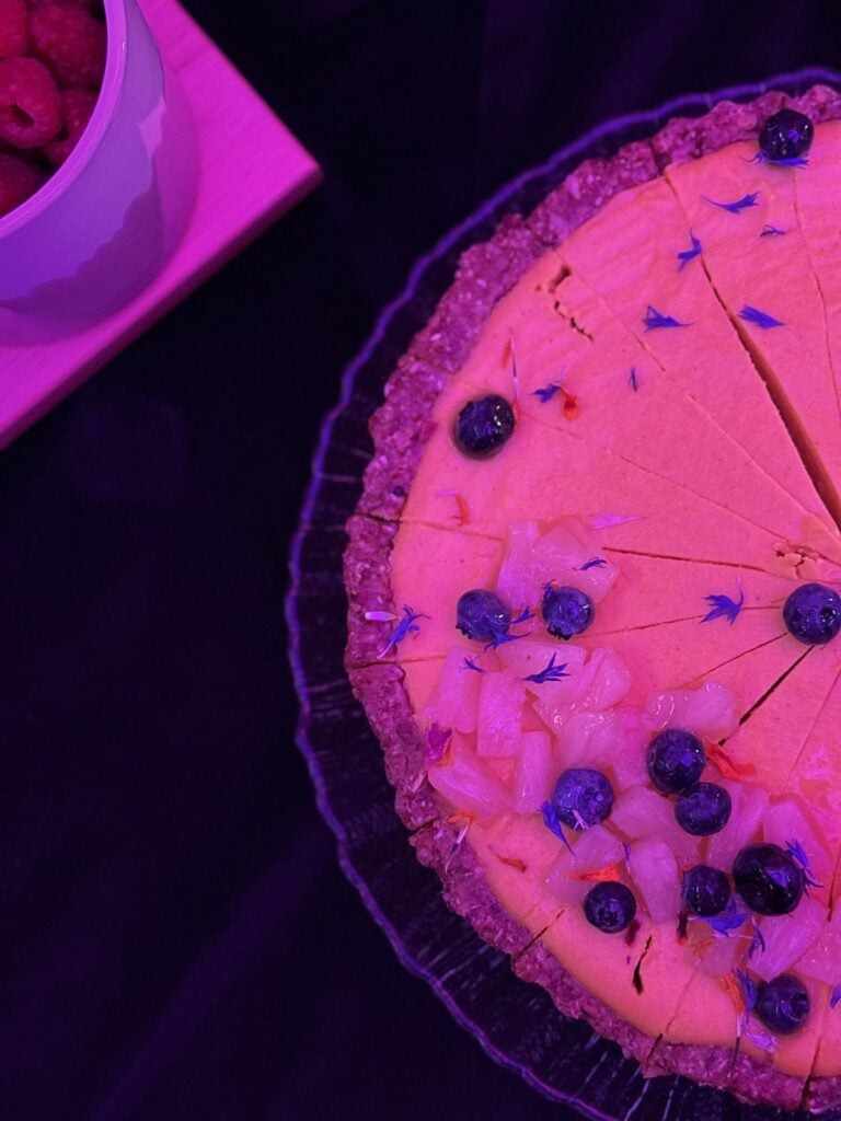Catering în Trenul Regal pe ruta București – Bușteni 4 - Bucate pe Roate Tartă vegană cu ananas, lime și nucă de cocos servită la evenimentul cu catering din Gara Băneasa