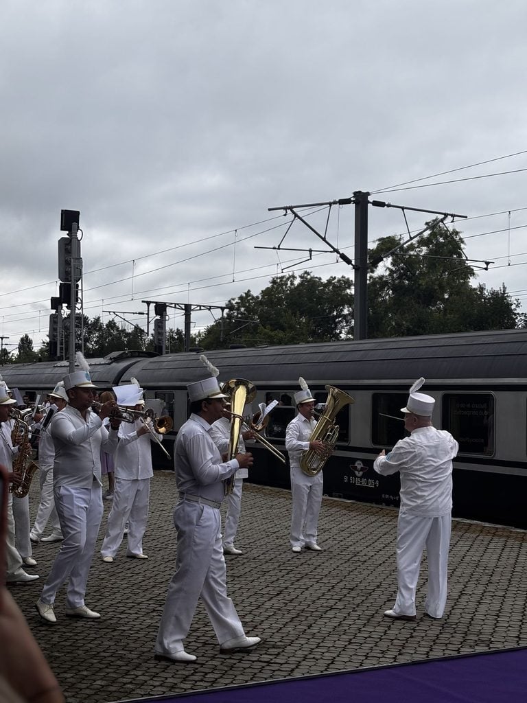 Catering în Trenul Regal pe ruta București – Bușteni 1 - Bucate pe Roate Fanfară în uniforme albe întâmpinând invitații lângă Trenul Regal în Gara Băneasa, la un eveniment cu catering Bucate pe Roate
